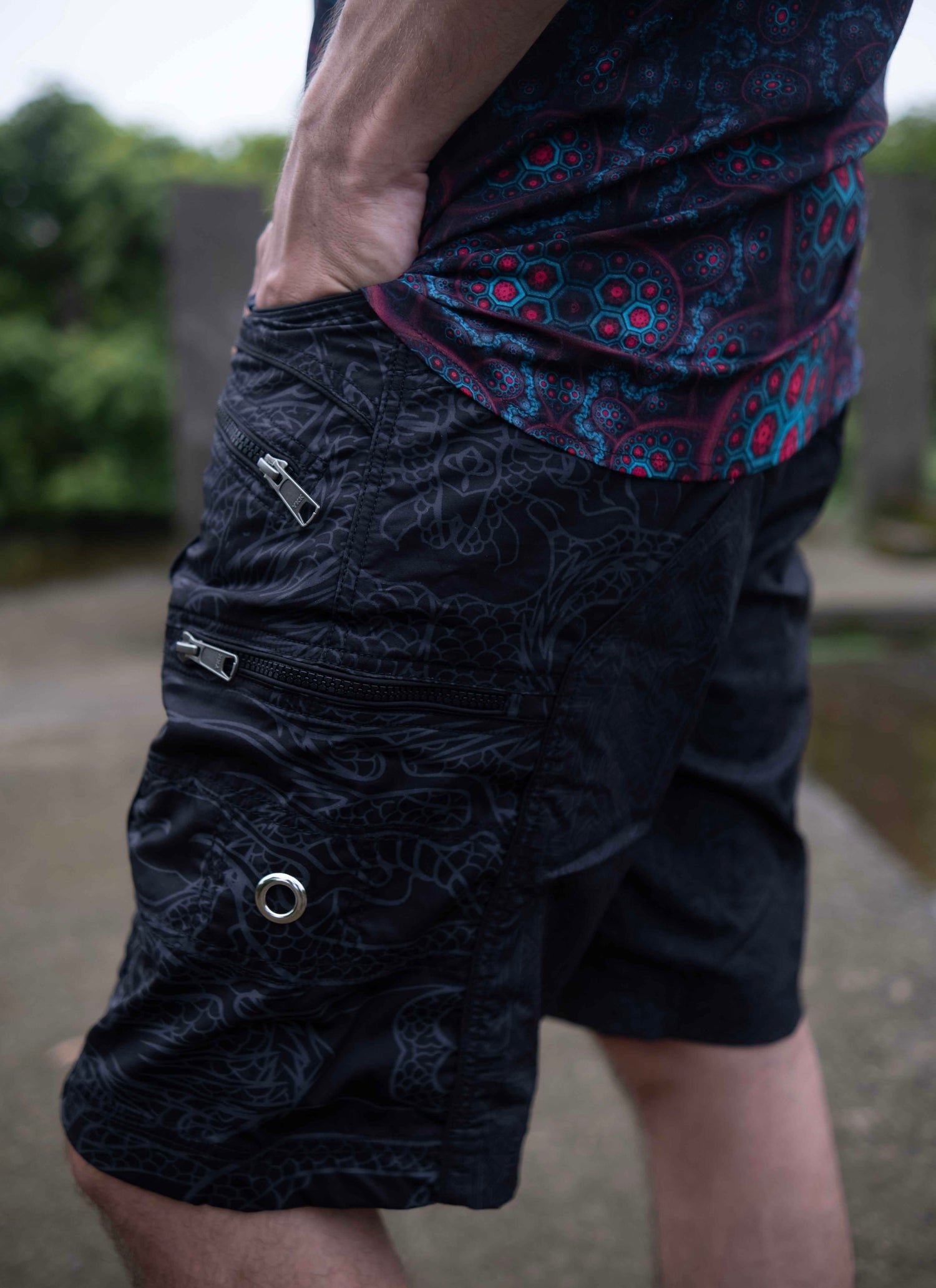 Above knee black cargo shorts for men showing functional side pockets and stretchable cotton fit