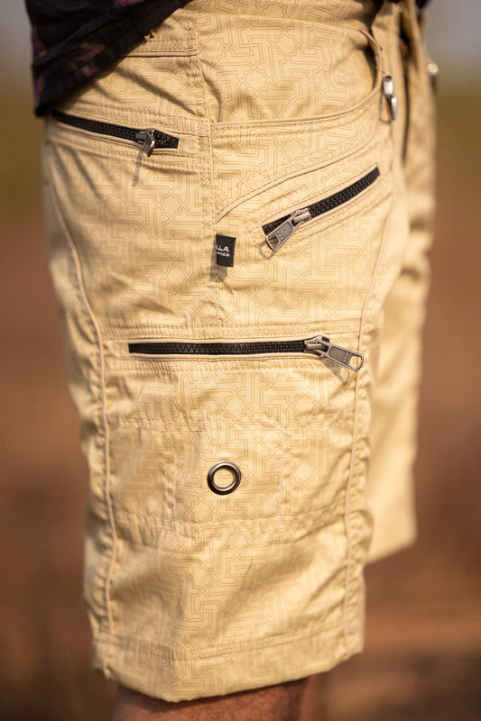 Men's beige over-the-knee cotton cargo shorts with brass rivets and stretch fit