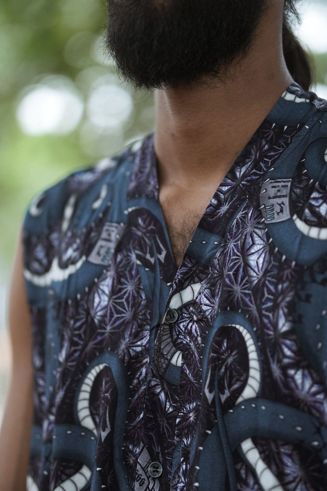 Detail view of men’s bamboo sleeveless shirt collar with psychedelic art print and breathable fabric finish