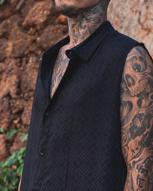 Lightweight sleeveless button down shirt – side angle in black