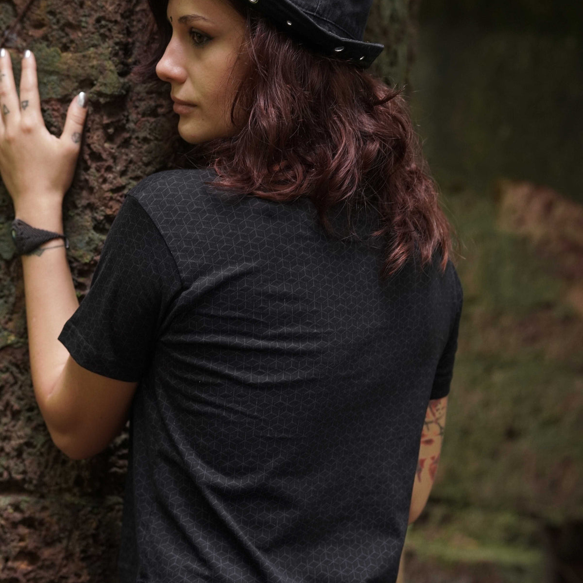 ABSTRACT KNOT Women's Crop Tee Shirt - Unique Artwear Crop Tees