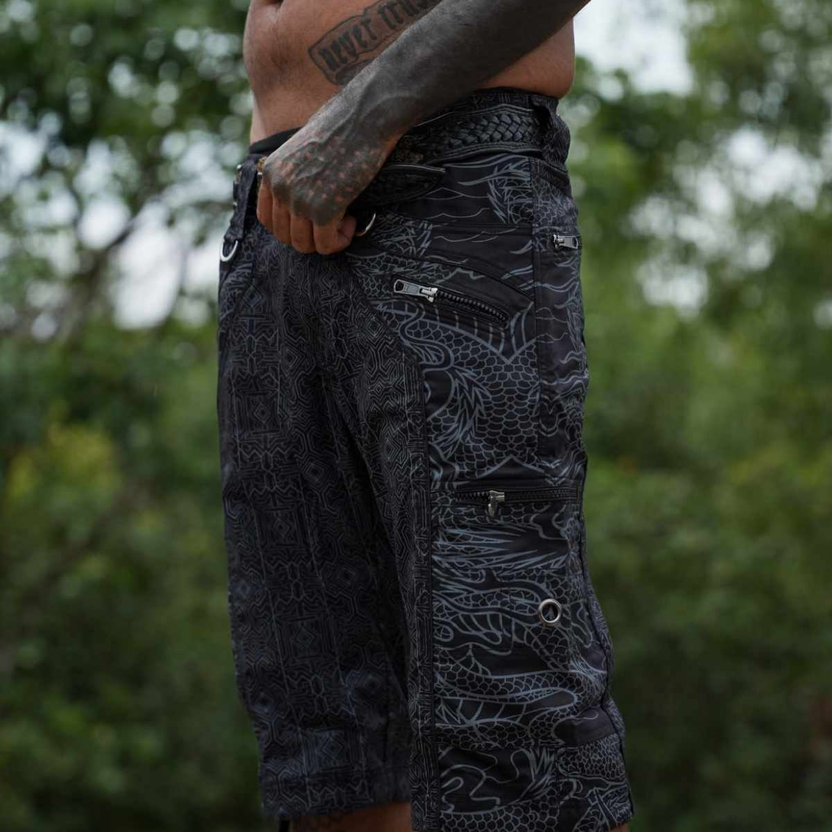 DRAGON CODEX - Black Men Art Wear 3/4 Cargo Shorts