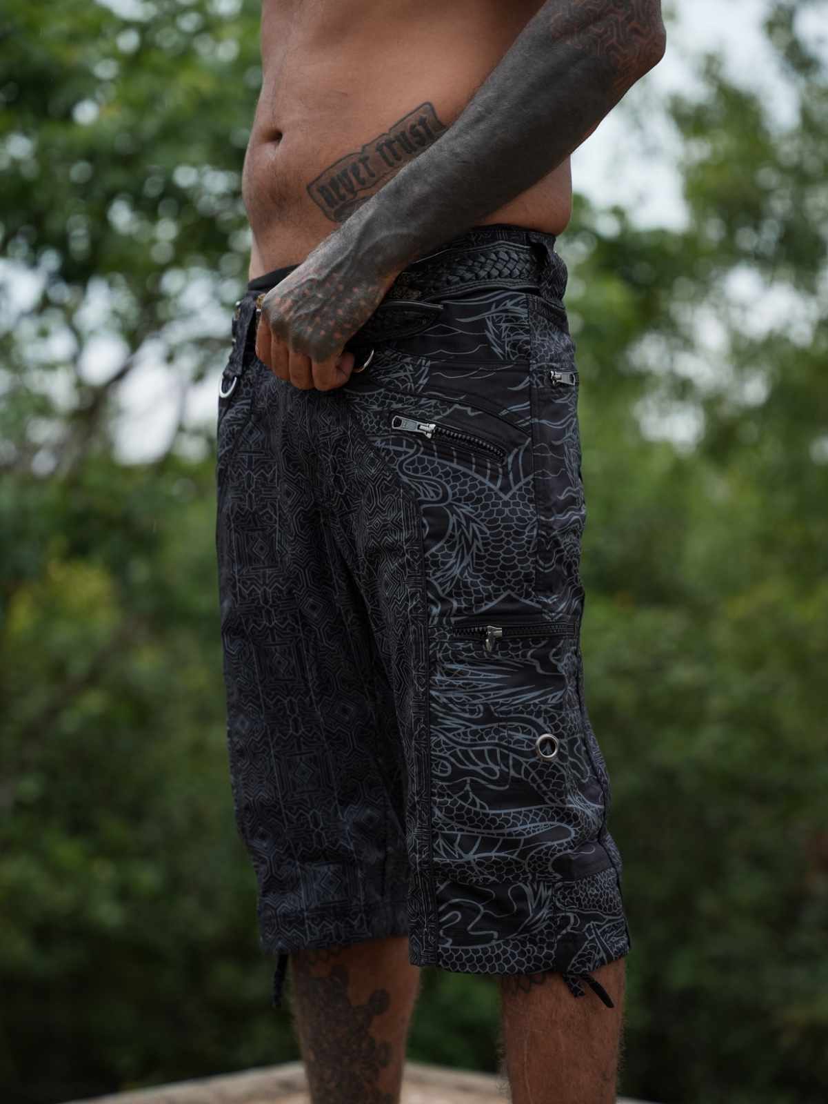 DRAGON CODEX - Black Men Art Wear 3/4 Cargo Shorts