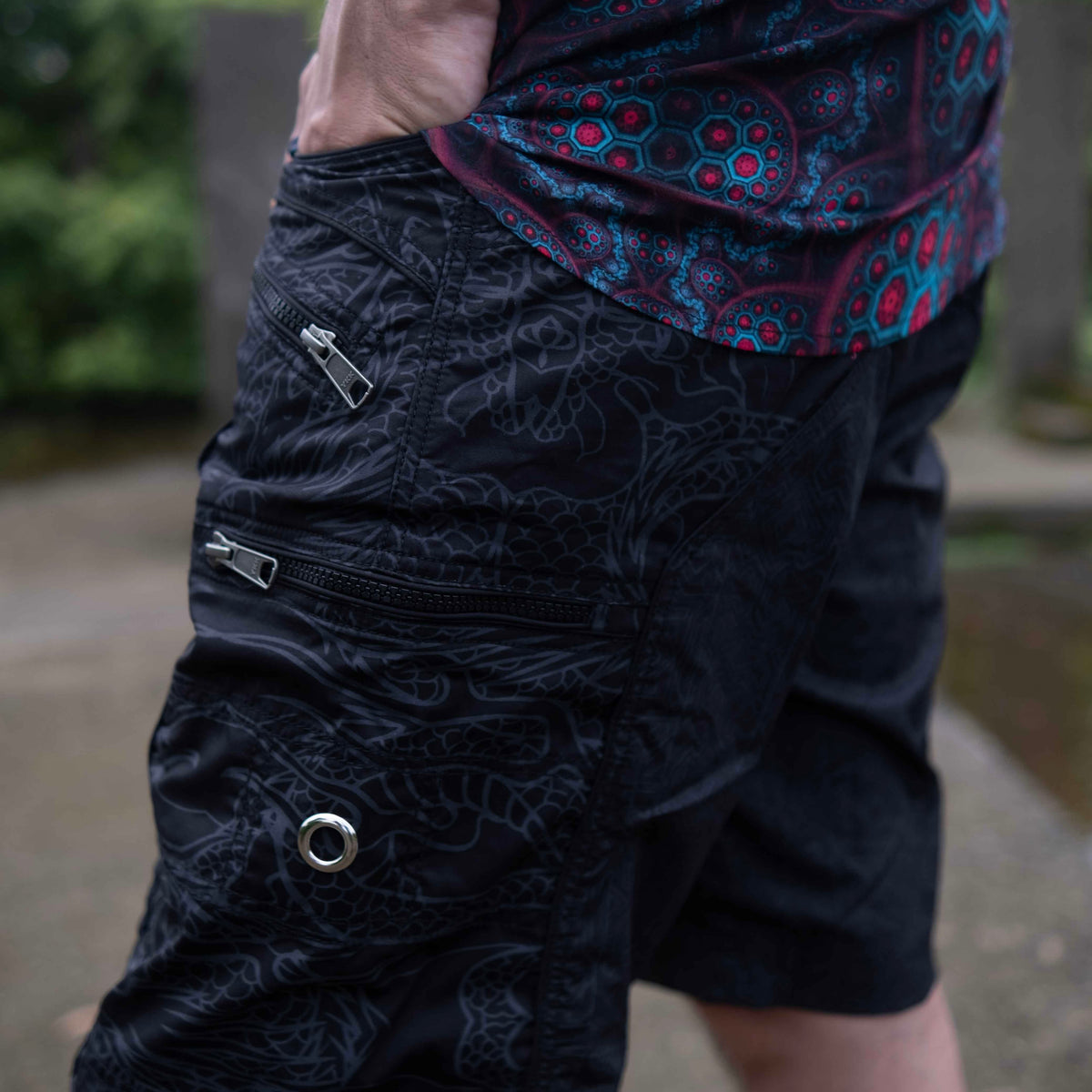 Above knee black cargo shorts for men showing functional side pockets and stretchable cotton fit