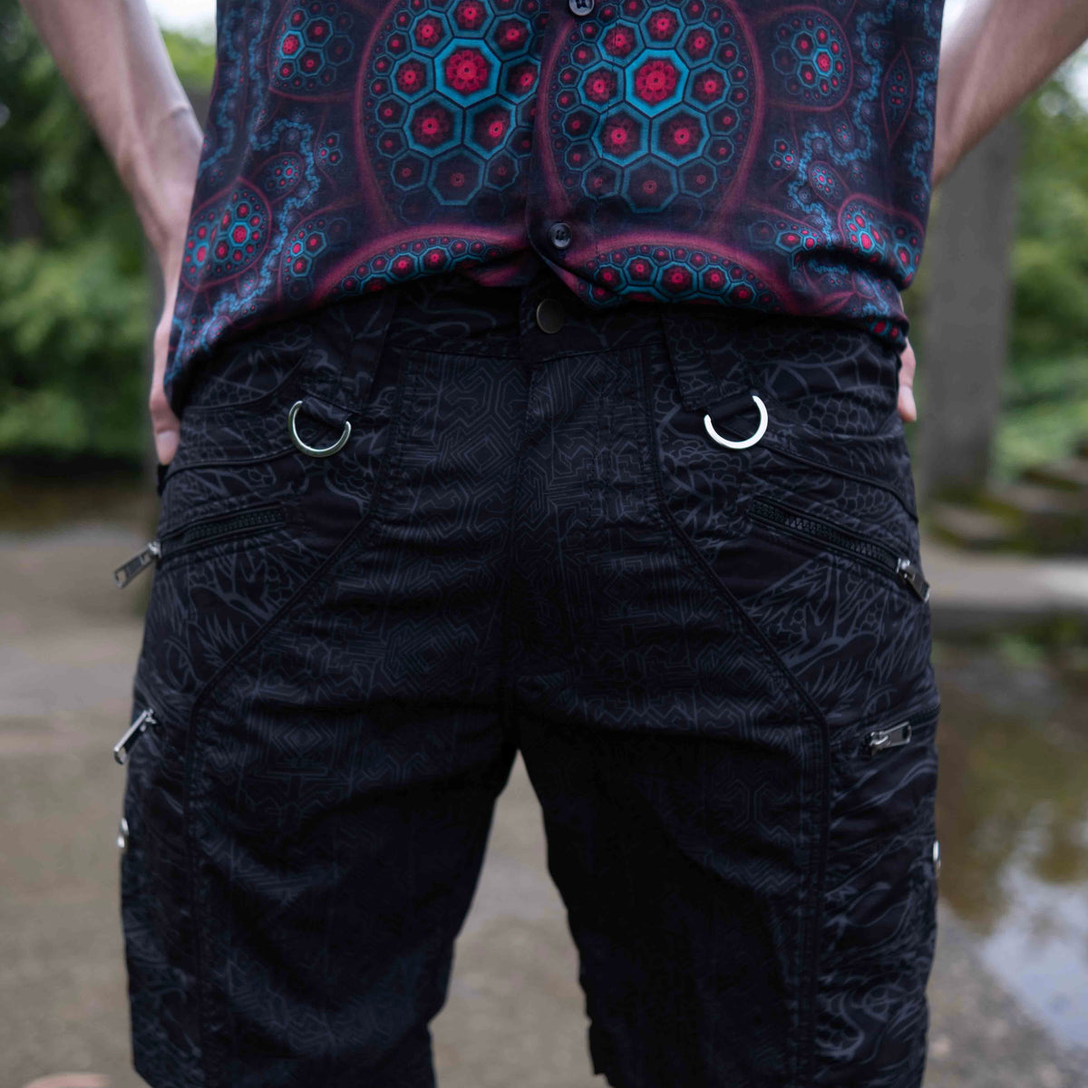 Men’s above the knee black cargo shorts designed for festivals with secure zippered pockets