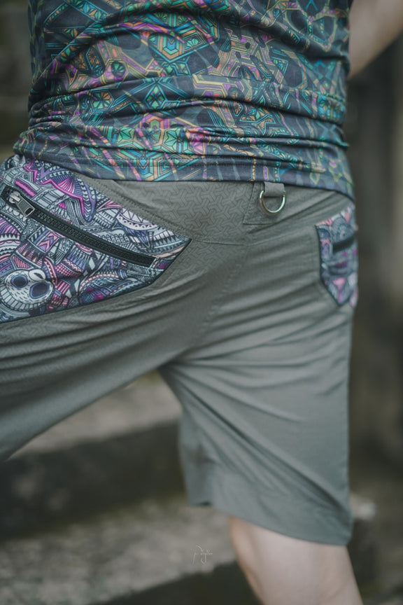 Above knee men’s cargo shorts with stretchable cotton fabric and utility side pocket design