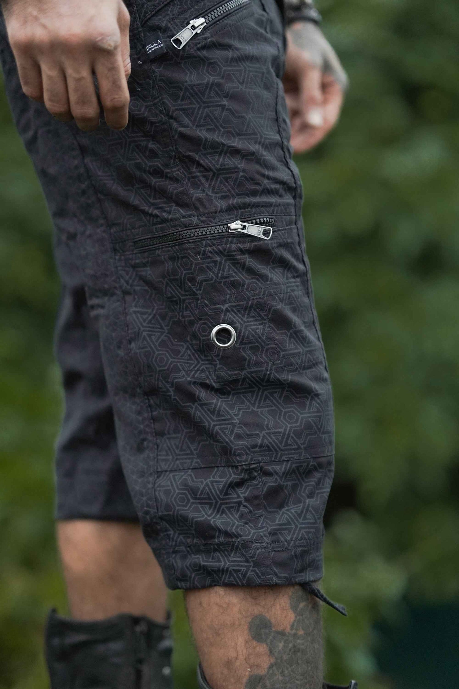 PYTHAGORAS ABSTRACT – Men's Streetwear Cargo Shorts | 3/4 NY Style in Black