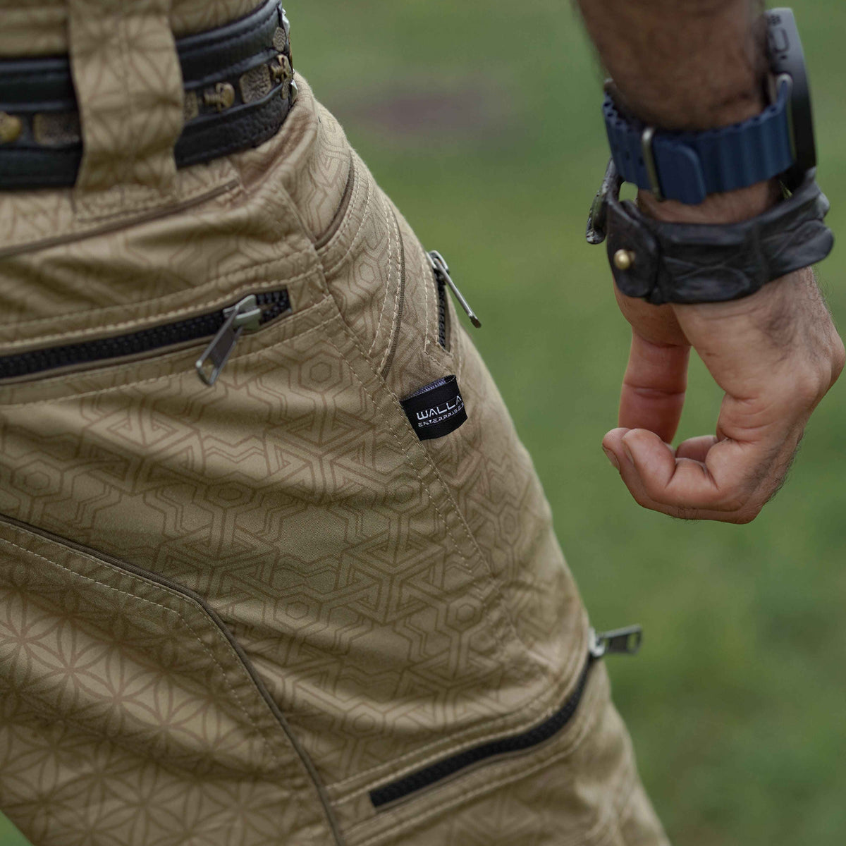 mens 3/4 cargo shorts caramel side pockets design