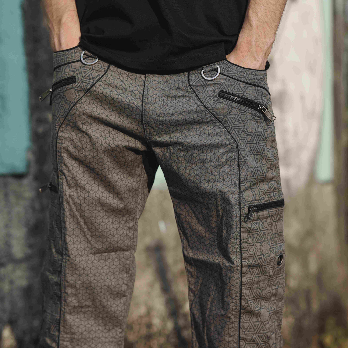 off grey 3/4 cargo shorts men with geometric pythagoras print