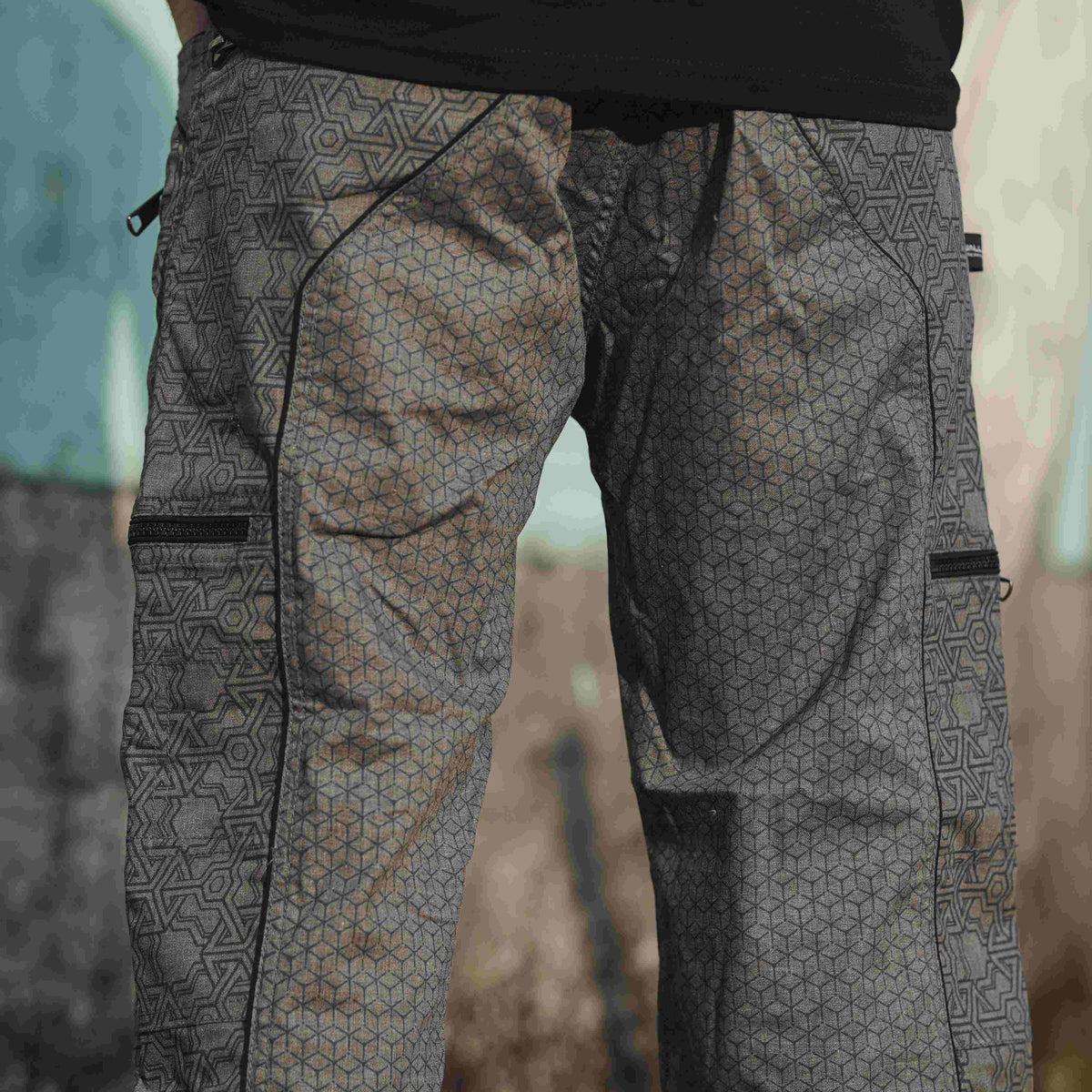 off grey 3/4 cargo shorts men with geometric festival streetwear print