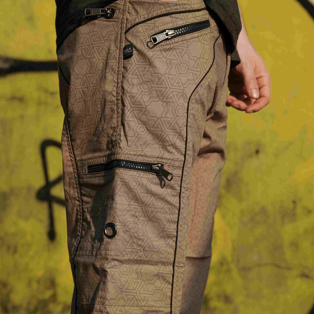 festival 3 quarter shorts for men with zipper pockets