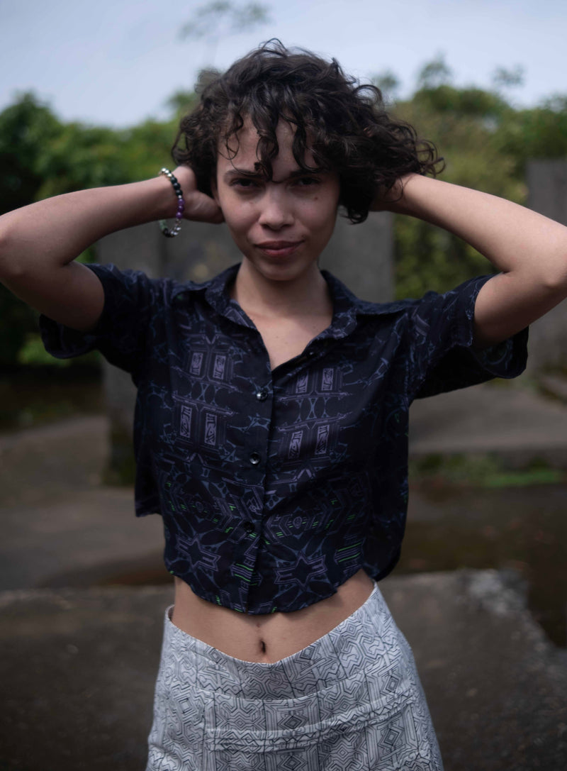 Xenomorph abstract bamboo cropped shirt for women with dark digital print